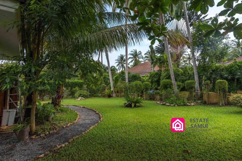 maenam villa with large garden